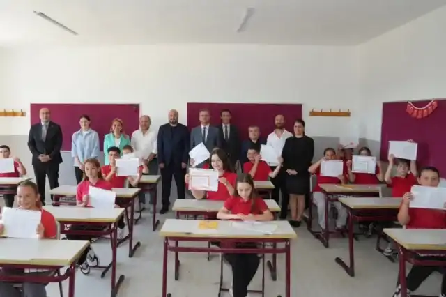 BAŞKANIMIZ SAYIN MÜGE YILDIZ TOPAK, ÖĞRENCİLERİN KARNE COŞKUSUNA ORTAK OLDU!