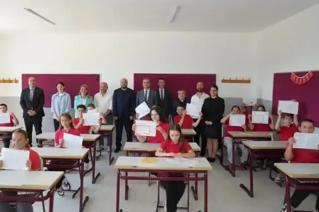 BAŞKANIMIZ SAYIN MÜGE YILDIZ TOPAK, ÖĞRENCİLERİN KARNE COŞKUSUNA ORTAK OLDU!