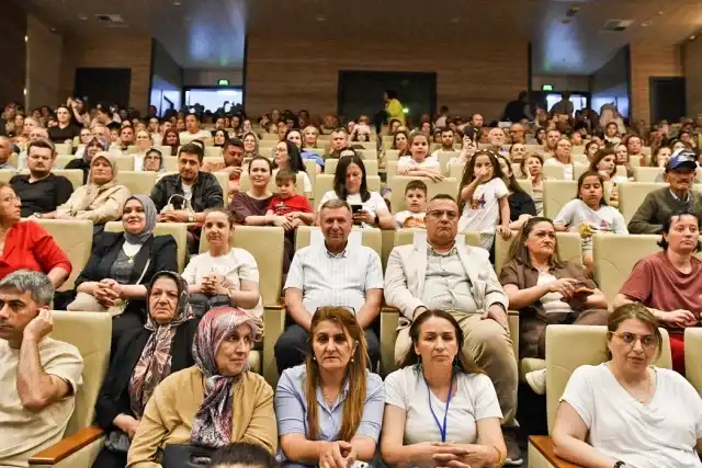 BELEDİYE MECLİS ÜYESİ SUNAY SEZGİN GELENEKSEL HALK OYUNLARI ŞENLİĞİNE KATILDI
