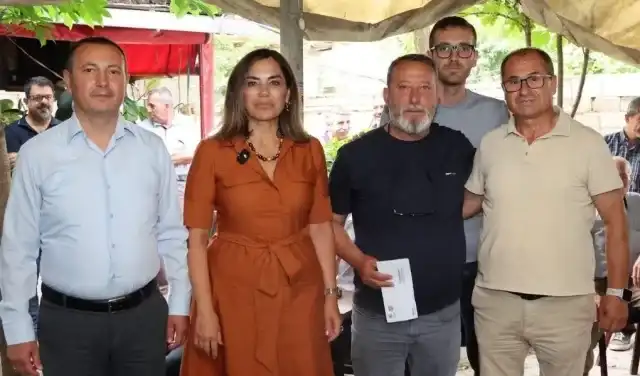 CANDAN BAŞKAN MURATLI'DA ÜRETİCİLERE İLK MAZOT KARTLARINI TESLİM ETTİ