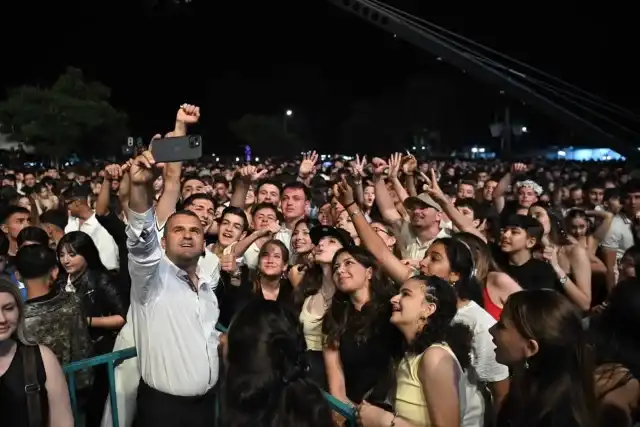 Kiraz Festivali Sahnesinden Poizi Ve Merve Özbey Geçti